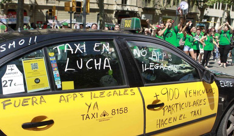 Un taxi de Barcelona pintado con varios lemas durante una manifestación. EFE/Archivo