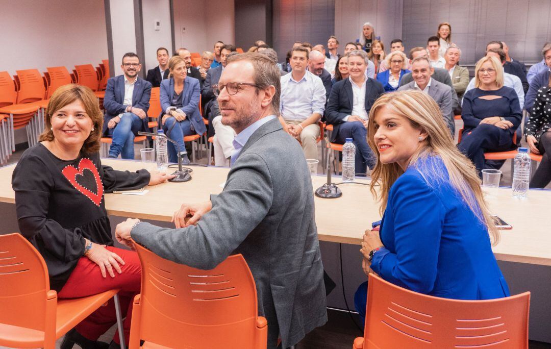 Bonig, Maroto y Ortiz con los nuevos miembros de la gestora del PP de Valencia