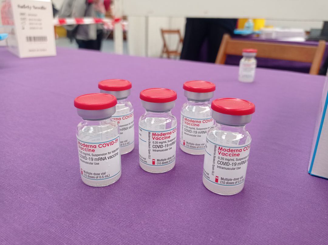 Viales de Moderna listos para ser utilizados