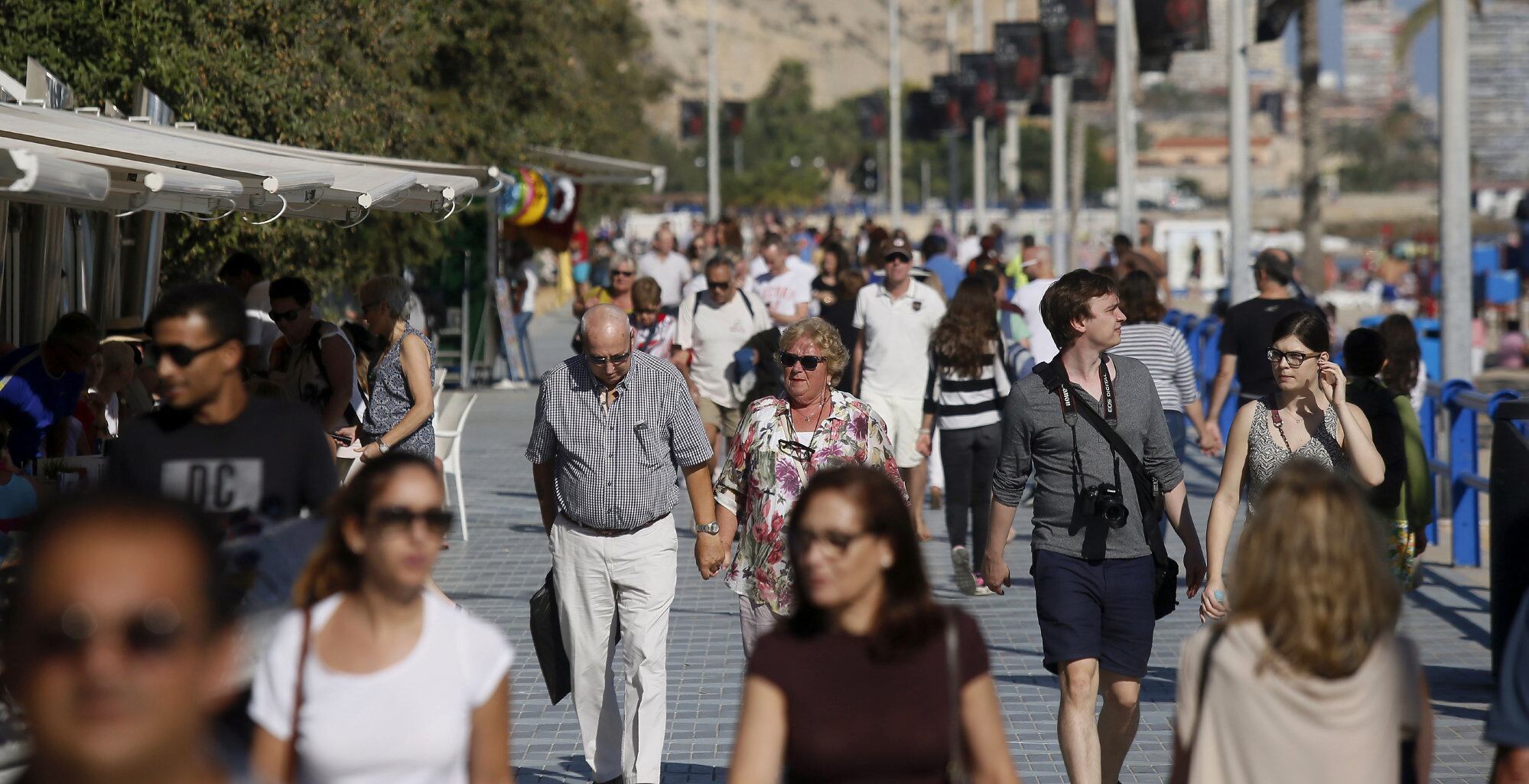 Turistas en la playa del Postiguet de Alicante