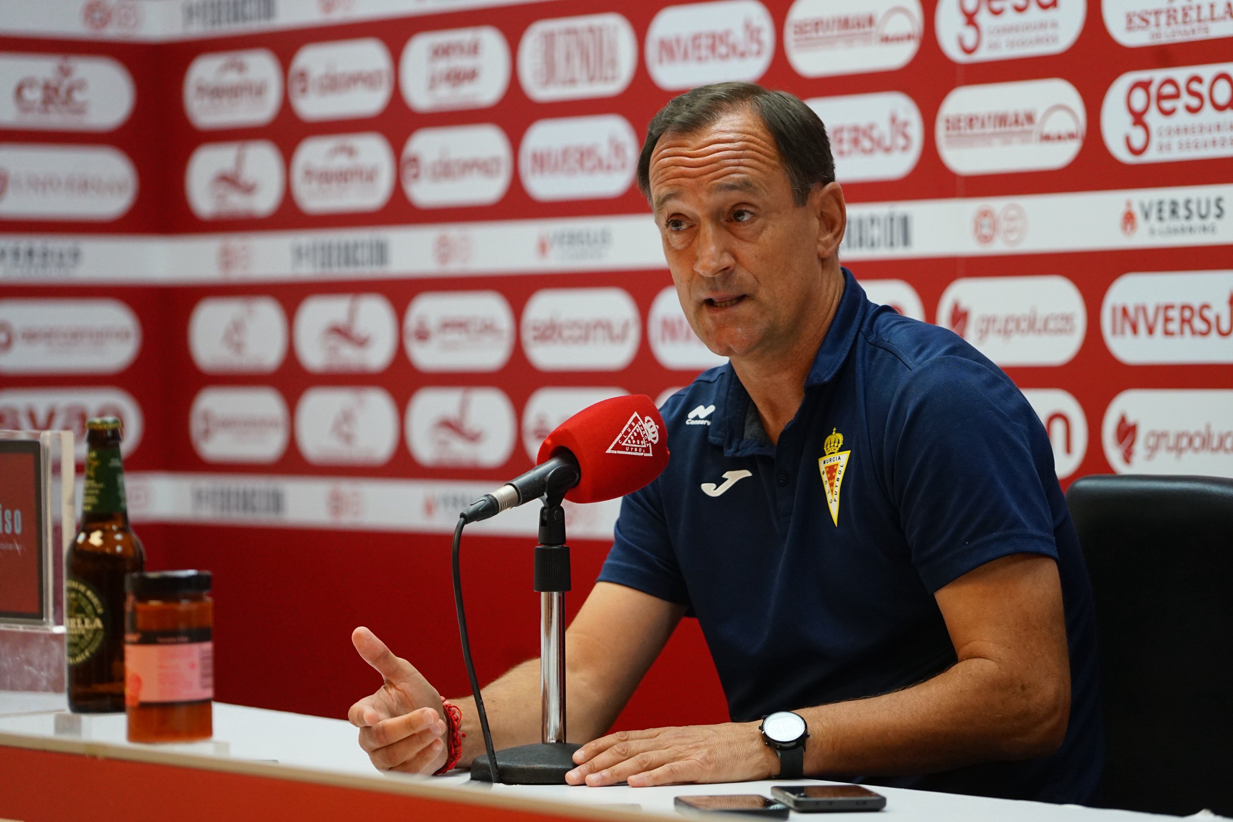 Joseba Etxeberria, entrenador del Real Murcia, durante una rueda de prensa.
