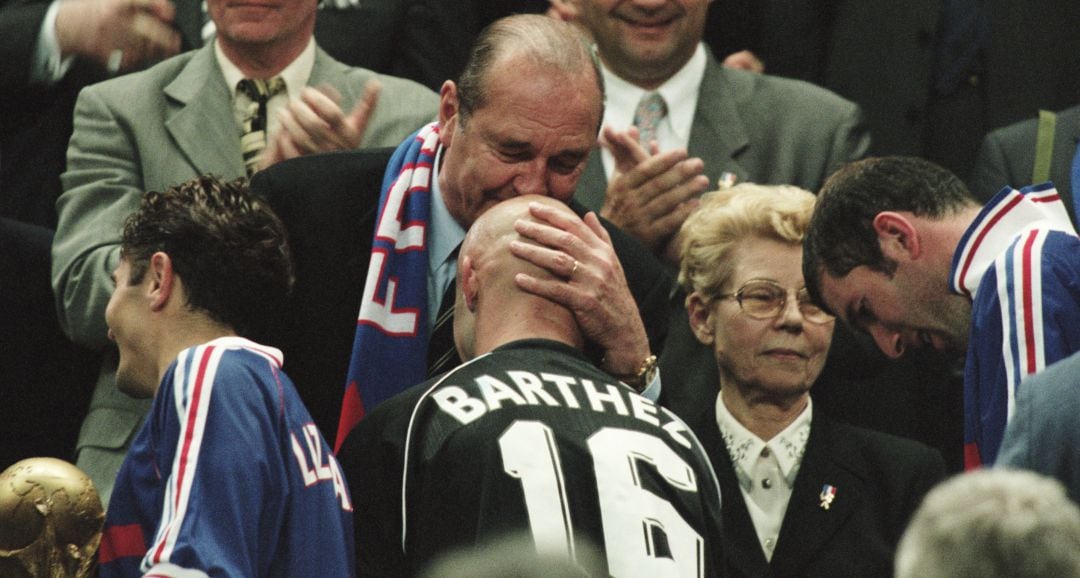 Jacques Chirac felicita a Barthez ante la presencia de Zidane tras la final del Mundial 1998