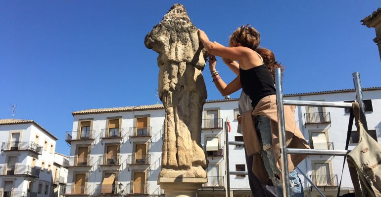 Técnicos acometen la restauración de Himilce, en la Plaza del Pópulo de Baeza