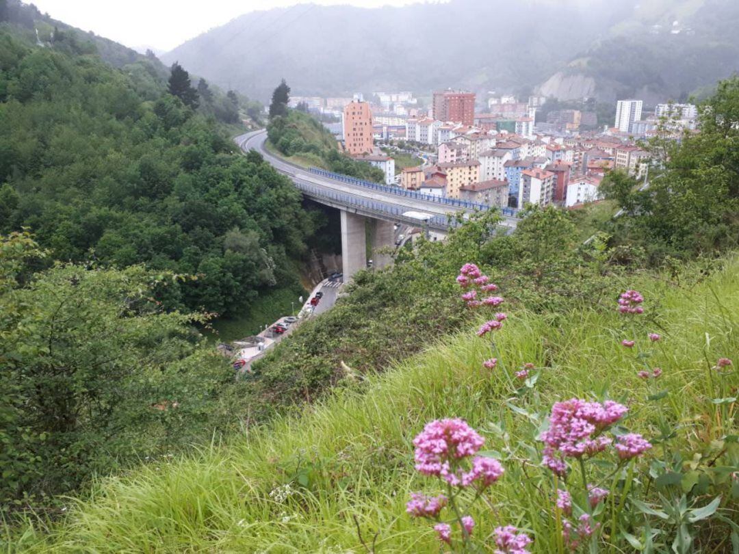 Imagen de Eibar desde la subida al complejo deportivo de Unbe