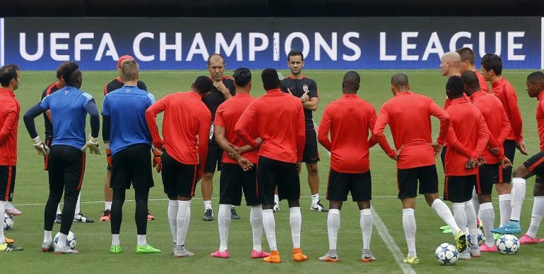 GRA215. VALENCIA, 18/08/2015.- El entrenador del Mónaco, Leonardo Jardim, se dirige a sus jugadores durante el entrenamiento realizado esta tarde con motivo del partido de ida de la eliminatorio previa de la fase de grupos de la Liga de Campeones que le enfrenta mañana al Valencia en Mestalla. EFE/Kai Försterling