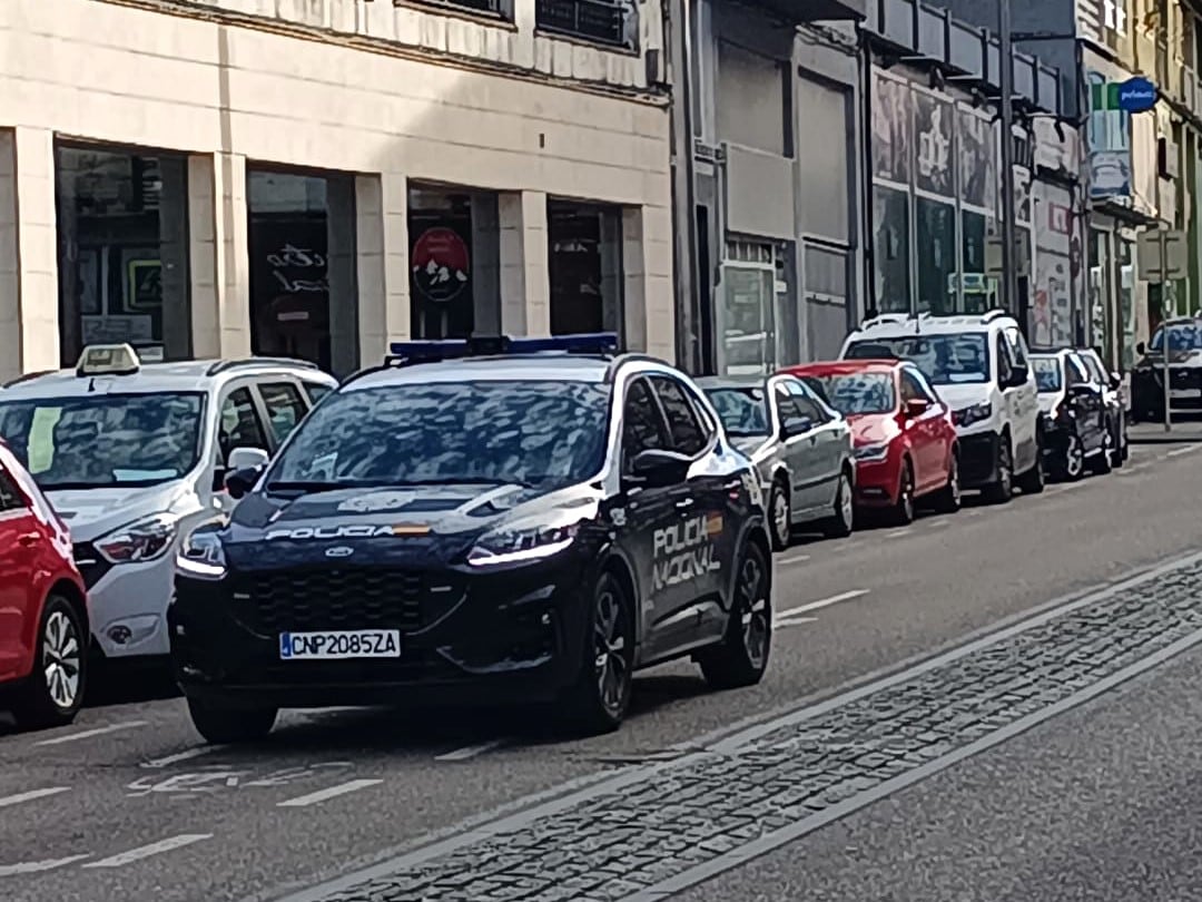 Unidad policial en una calle de Torrelavega