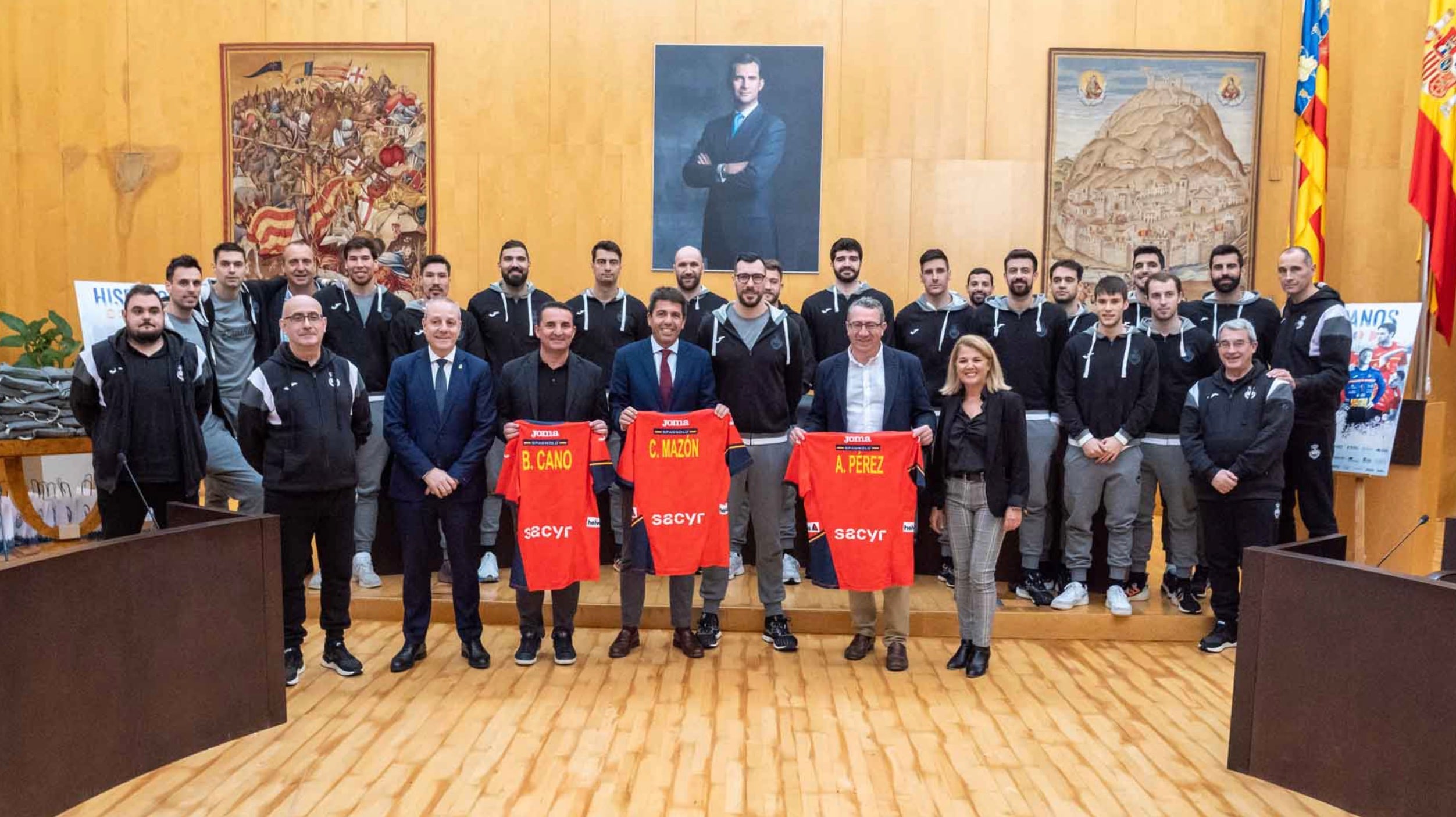 Los Hispanos durante la recepción en el Ayuntamiento