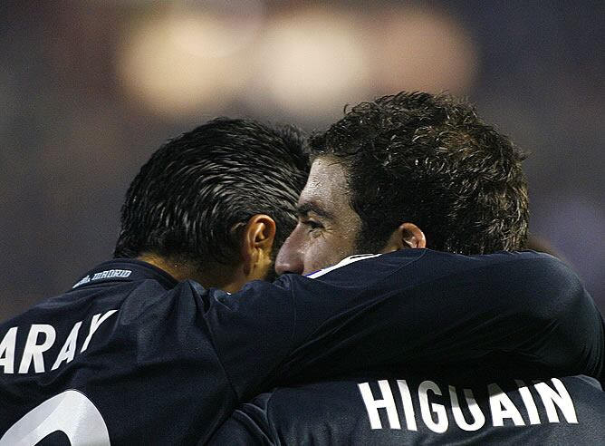 Garay e Higuaín celebran un gol madridista en Mestalla