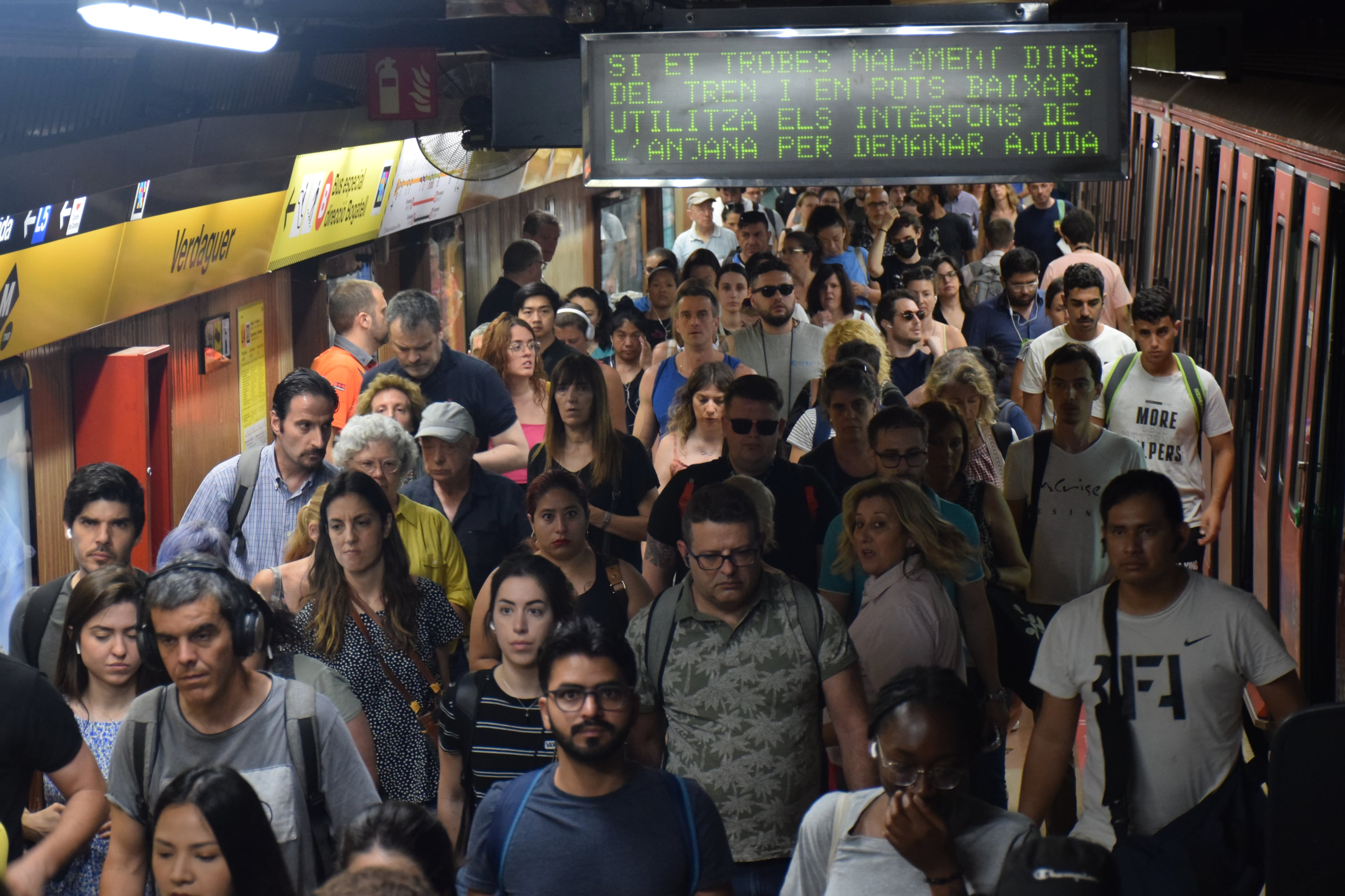 Un cartell indica què han de fer els usuaris que es trobin malament al metro de Barcelona (ACN)