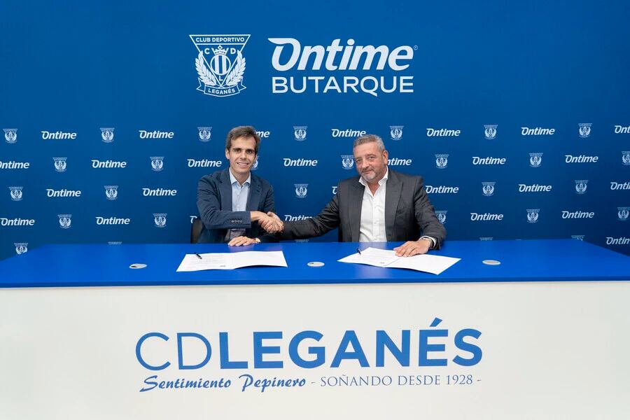 Firma del acuerdo de naming del estadio municipal de Butarque entre Carlos Moreno, consejero delegado de Ontime, y Eduardo Cosín, vicepresidente del CD Leganés (i)