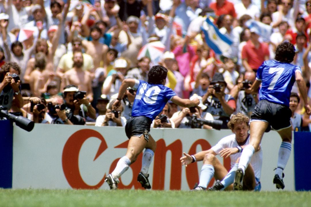 Maradona celebra el denominado &#039;gol del siglo&#039; ante Inglaterra en México 1986.