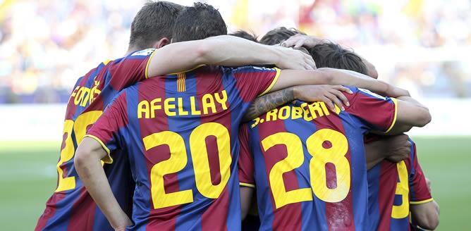 Los jugadores del F.C. Barcelona, Andreu Fontás, Ibrahim Afellay, Roberto y Bojan Krkic, celebran el gol marcado de penalti por el delantero azulgrana Bojan Krkic