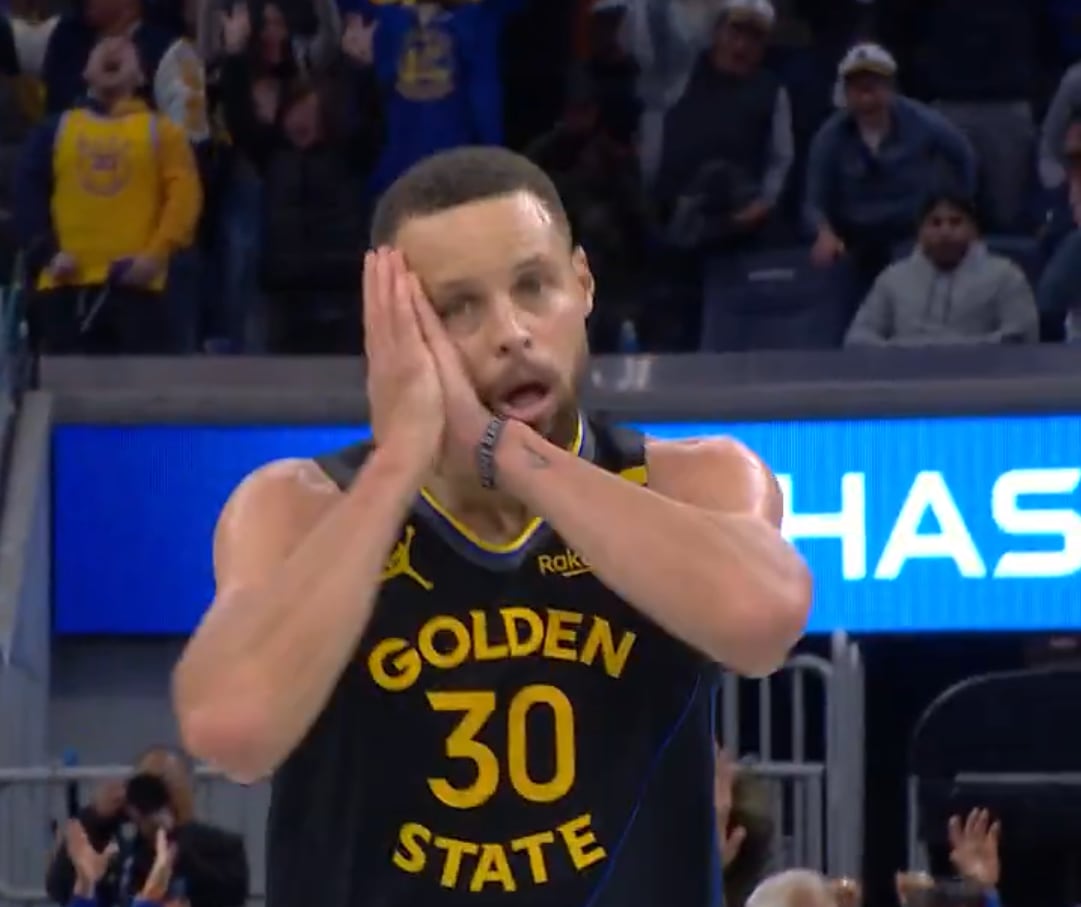 Stephen Curry, al anotar el triple decisivo en el partido de la NBA entre Golden State Warriors y Dallas Mavericks