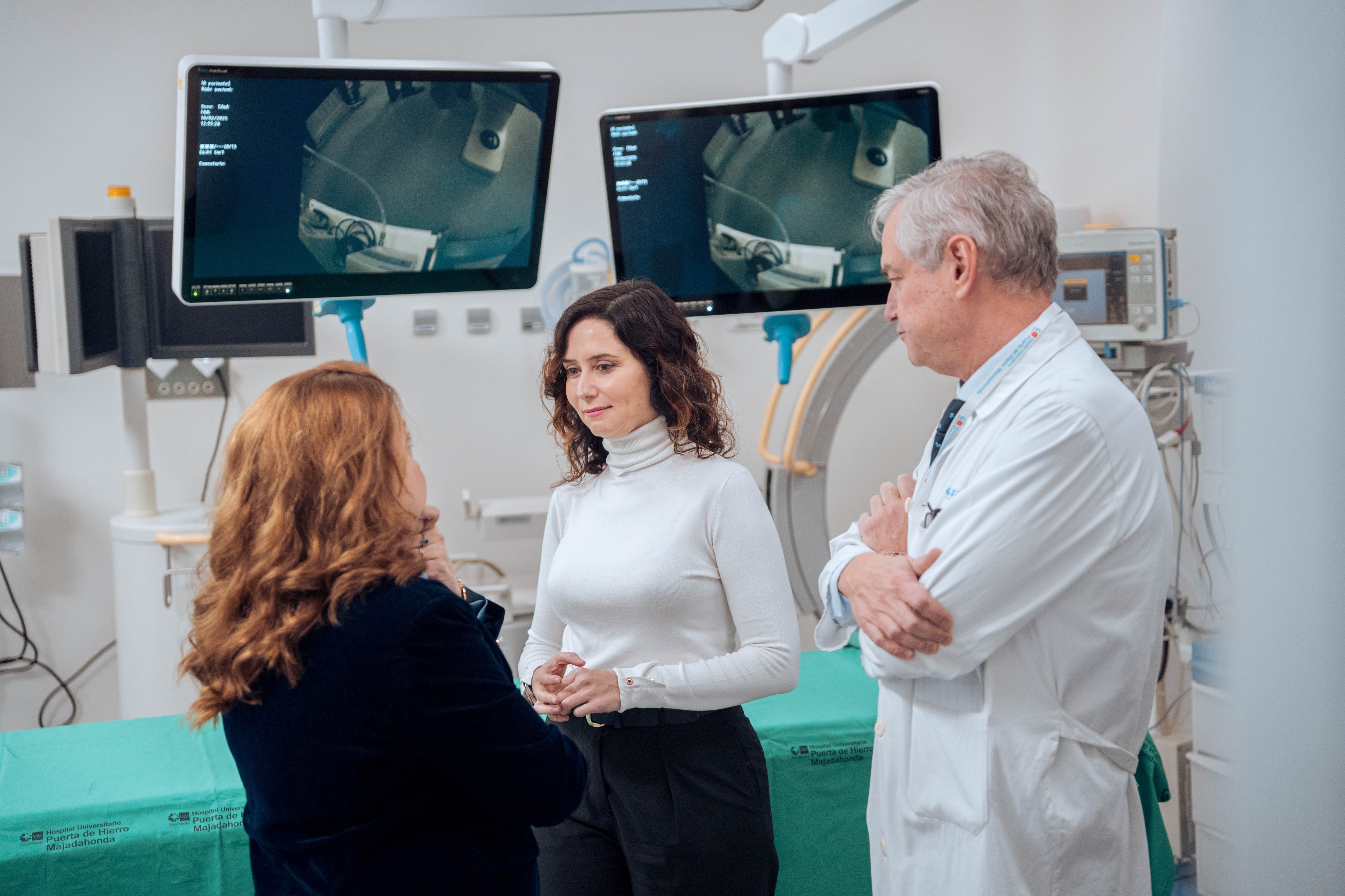 La presidenta de la Comunidad de Madrid, Isabel Díaz Ayuso, en una visita al Hospital Puerta de Hierro