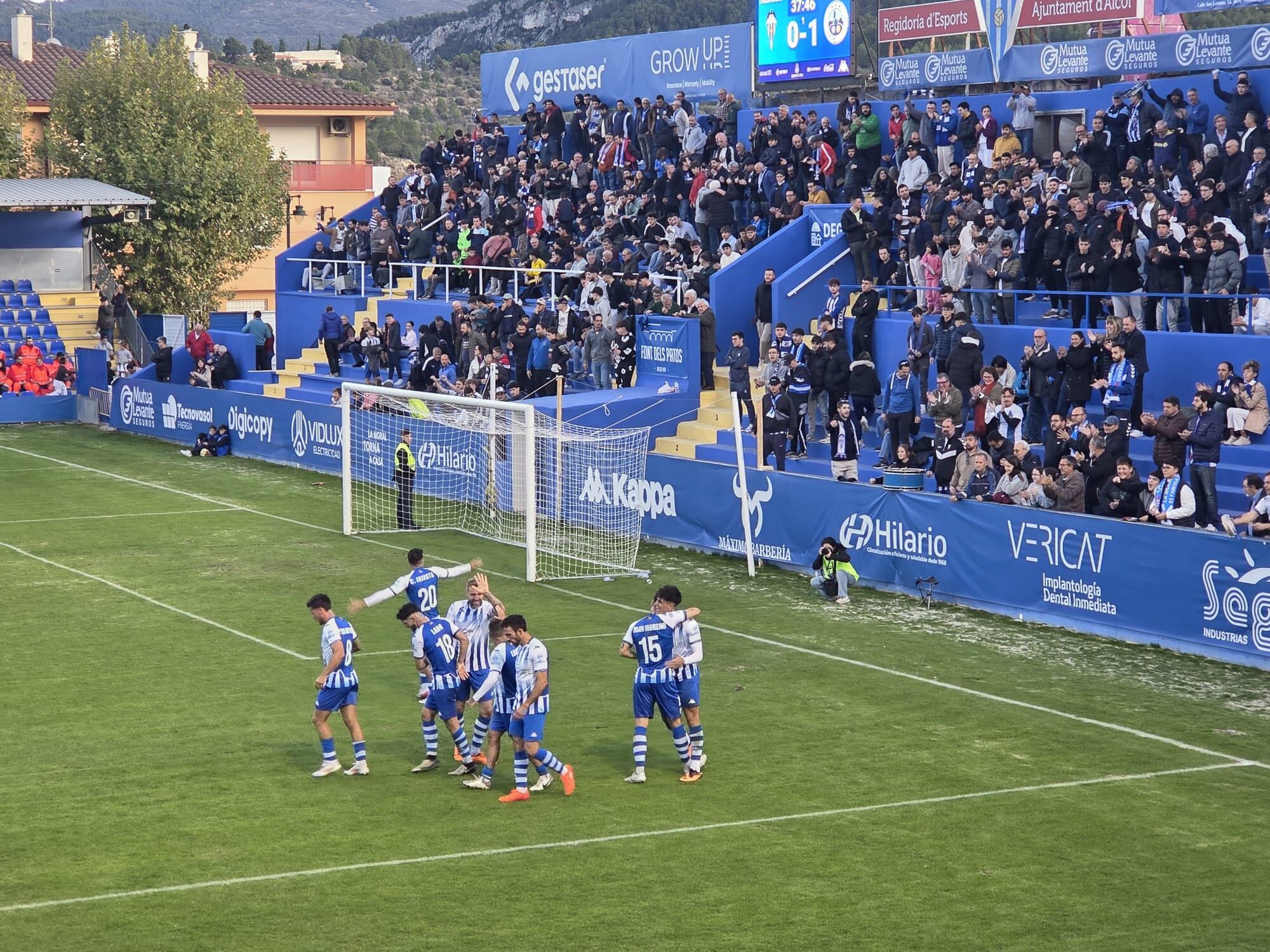 Celebración del tanto del empate obra de Rubén Catalá
