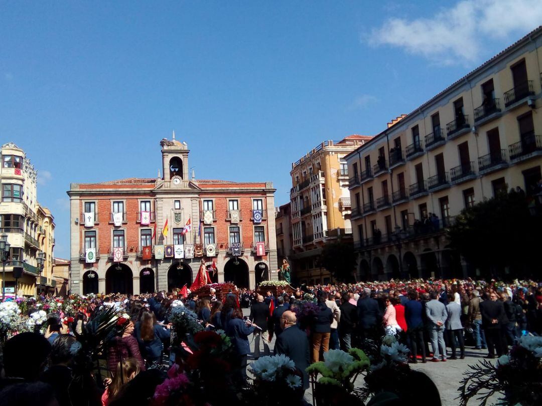 El &quot;encuentro&quot; en una abarrotada Plaza mayor 