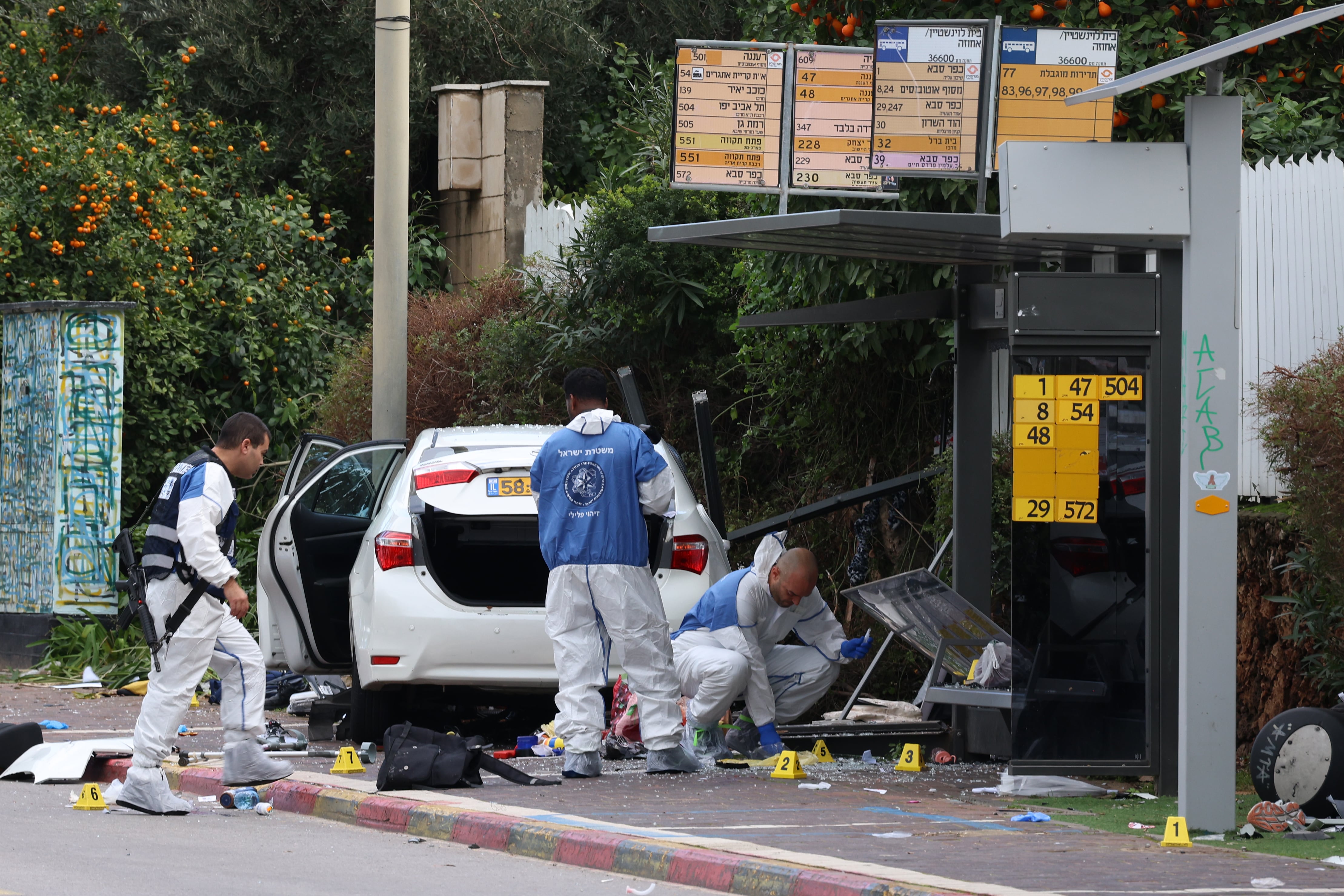 Al menos una mujer muerta y 18 heridos en un ataque múltiple por atropello en el centro de Israel.