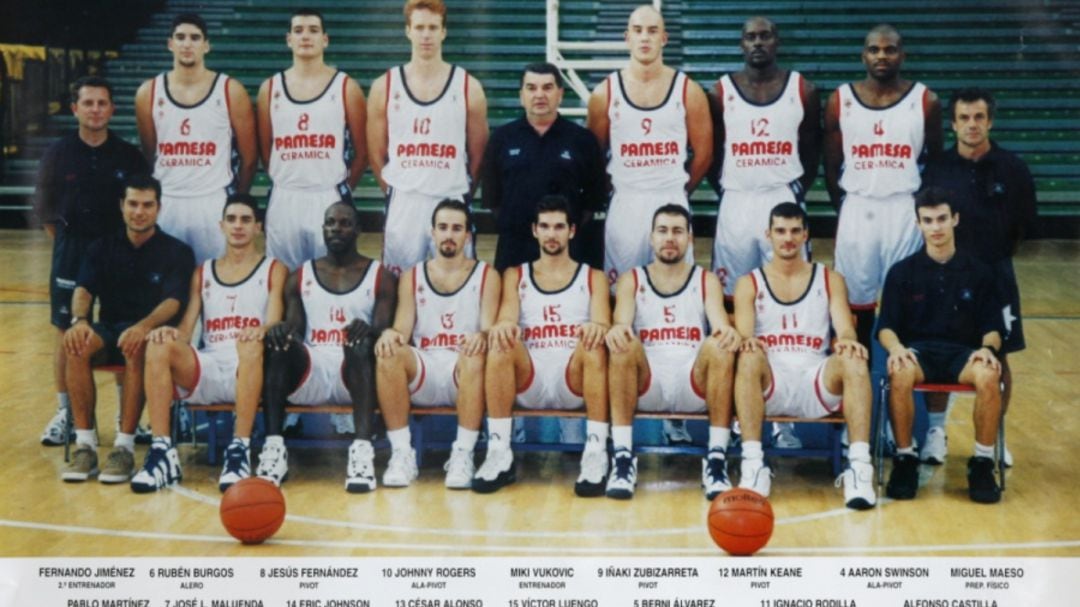 Iñaki Zubizarreta, junto a sus compañeros de Pamesa Basket en la temporada 96-97