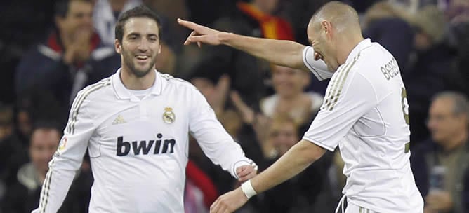 El francés Benzema y el argentino Higuaín, titulares ante el Granada, celebran el primer tanto del ariete galo en el Bernabéu