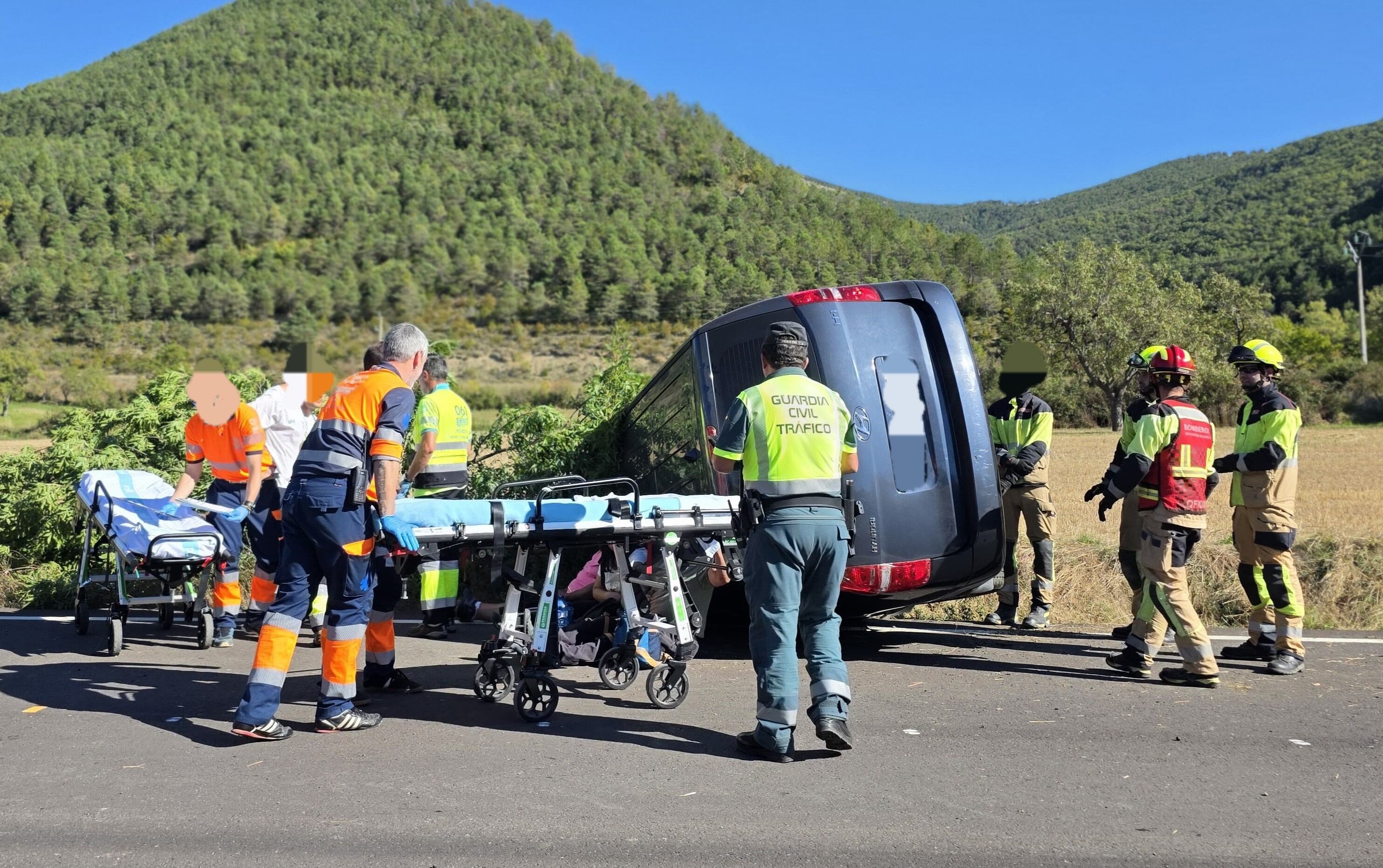 El conductor y una ocupante han resultado heridos leves y la ocupante copiloto herida grave