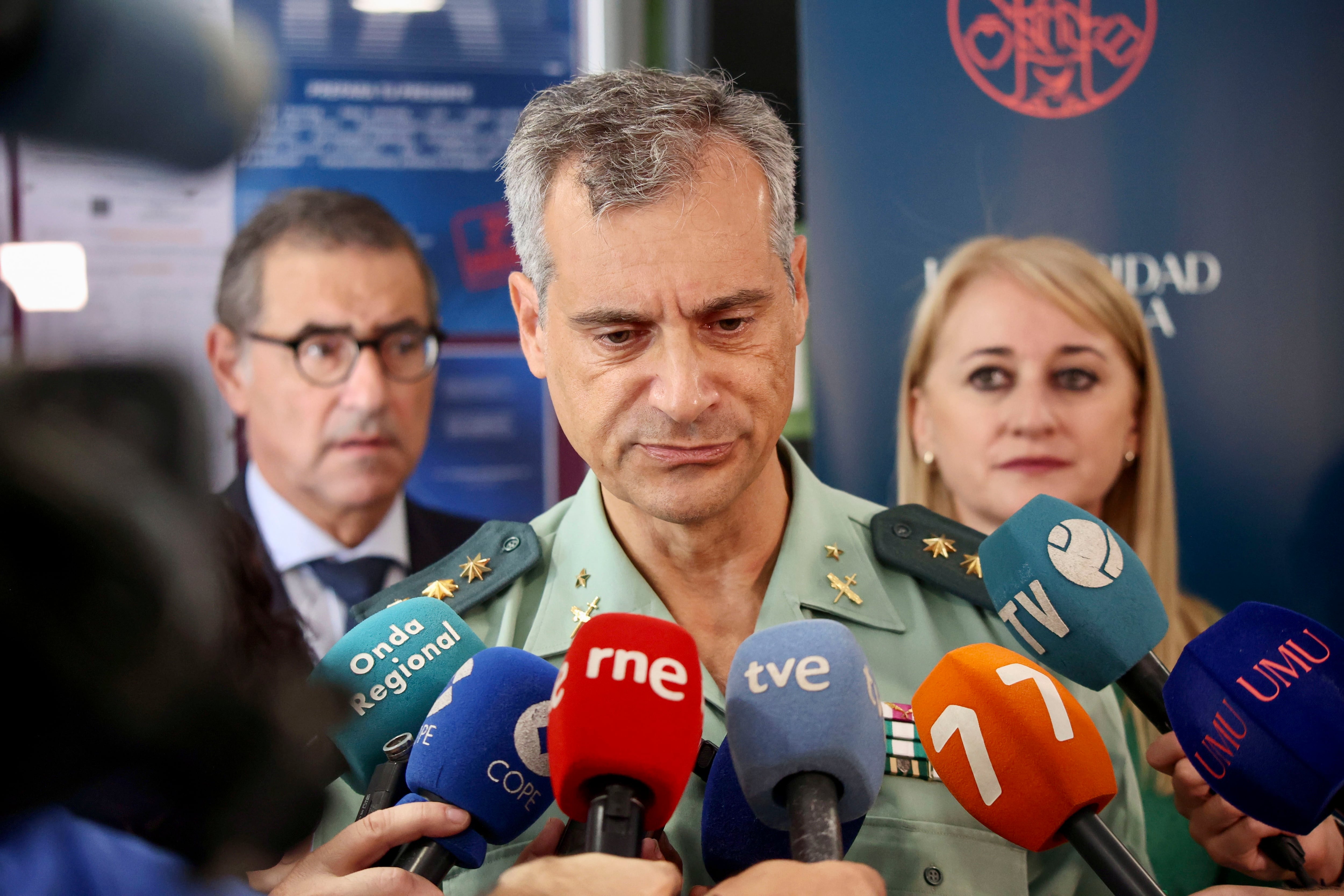El coronel jefe de la Guardia Civil, Francisco Pulido atiende a la prensa en un acto en el que participado en la UMU.