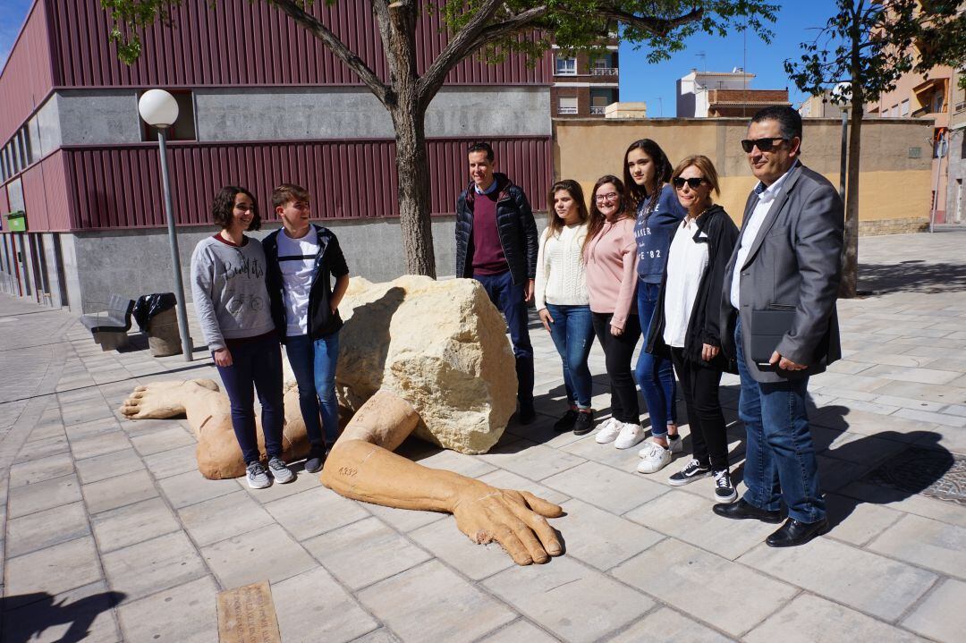 Los alumnos elegidos junto al alcalde de Elda 