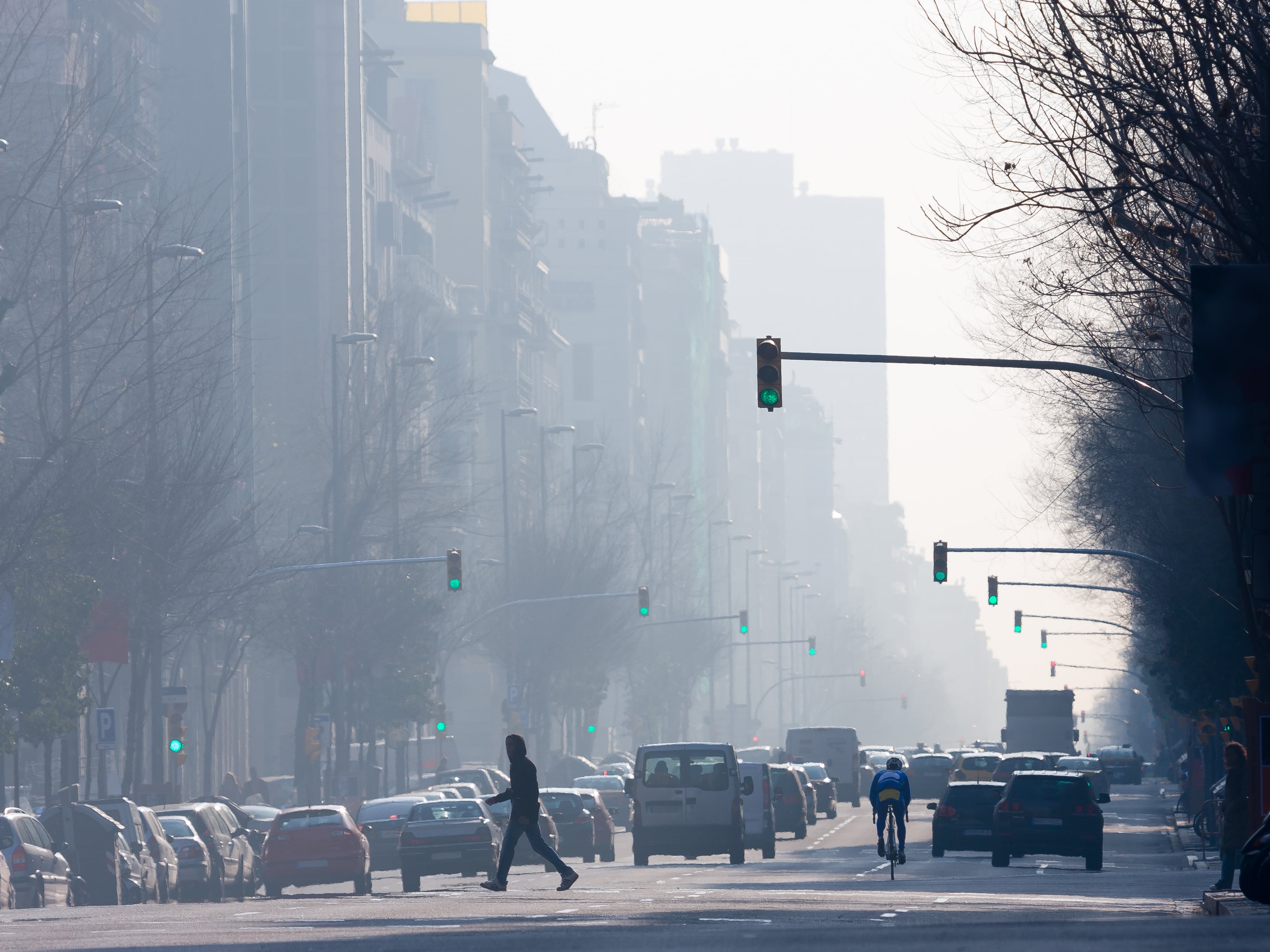 Atasco de tráfico en una gran ciudad de España