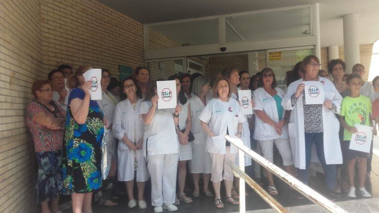 Concentración a las puertas del centro de salud Universitas