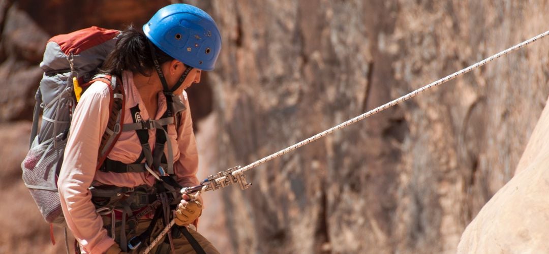 Mujer practicando montañismo