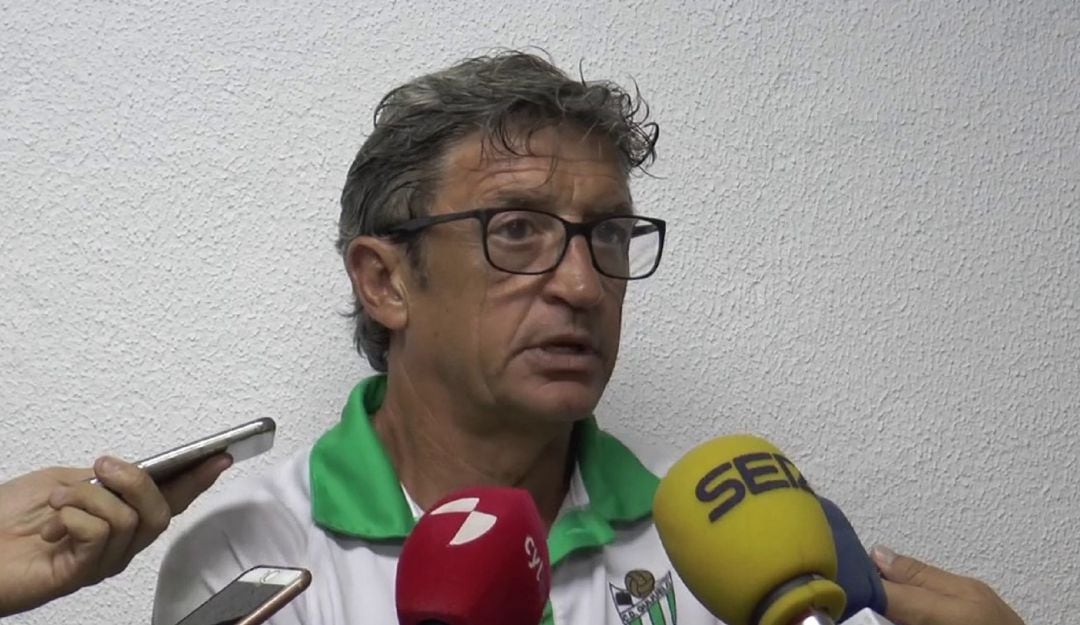 El técnico catalán, Jordi Fabregat, durante su trayectoria en el Guijuelo.