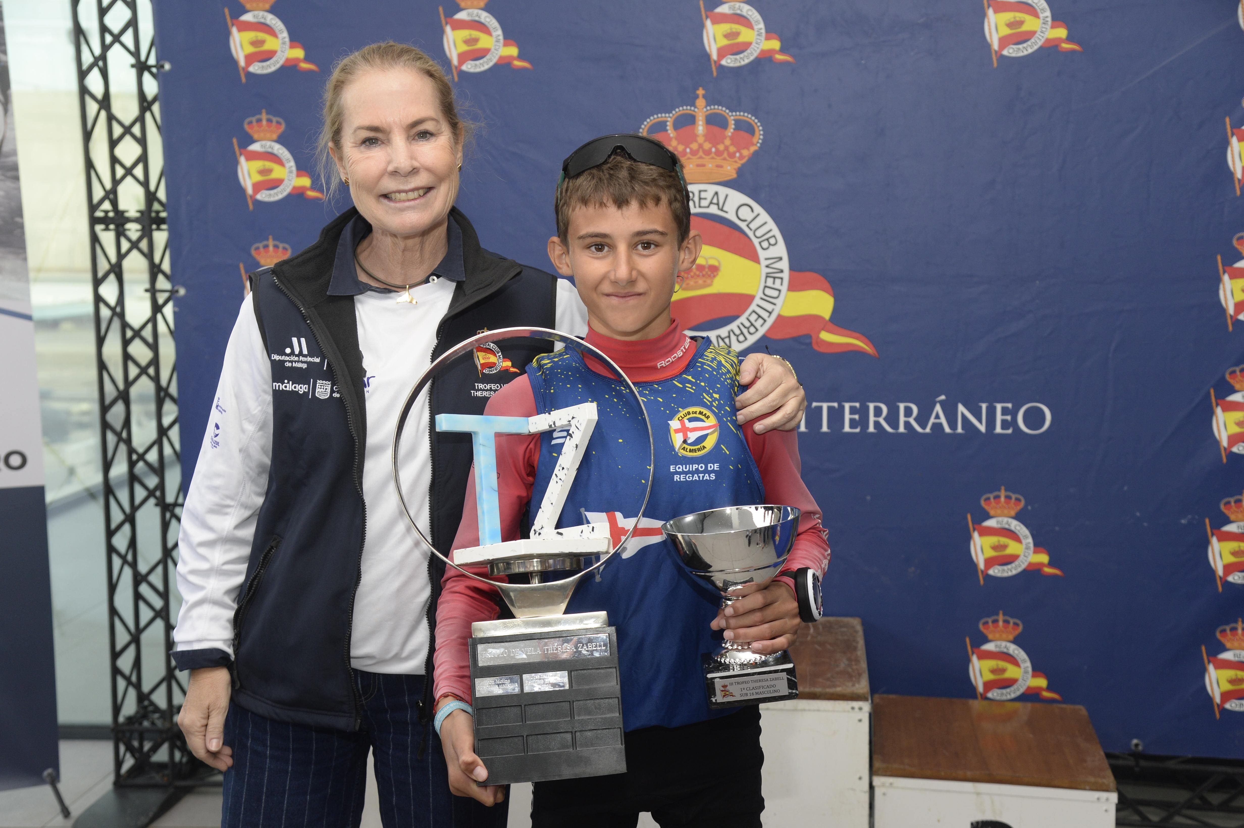 Theresa Zabell con uno de los participantes en el Trofeo de Vela Theresa Zabell Fundación Ecomar