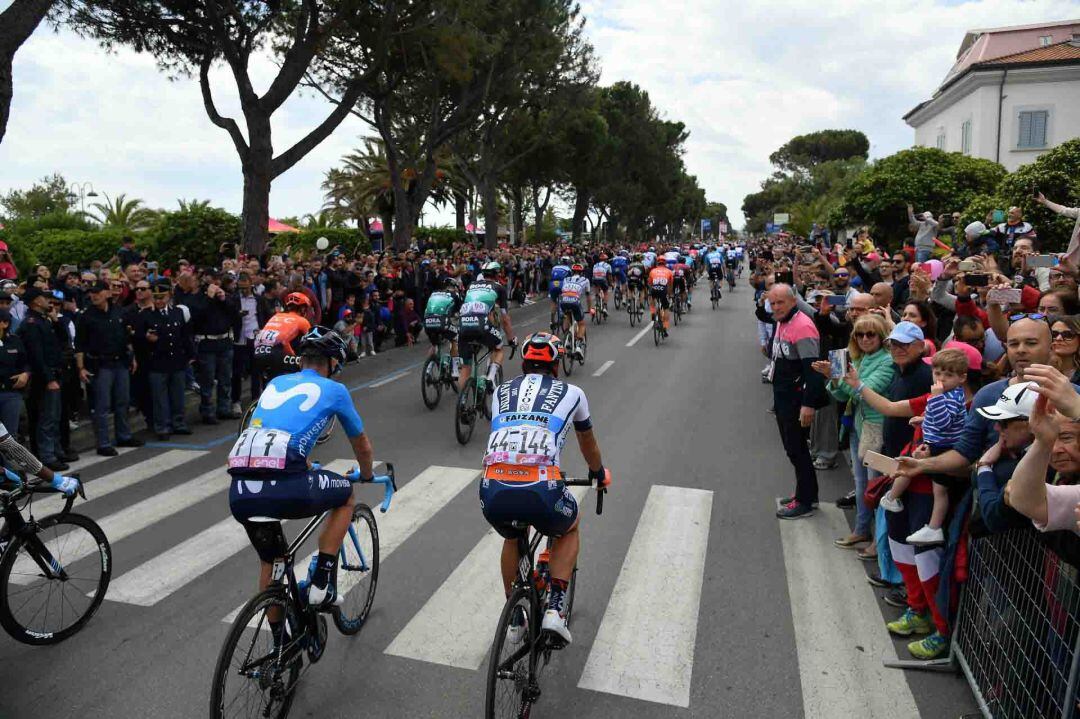 Los ciclistas del pelotón durante la octava etapa del Giro de Italia