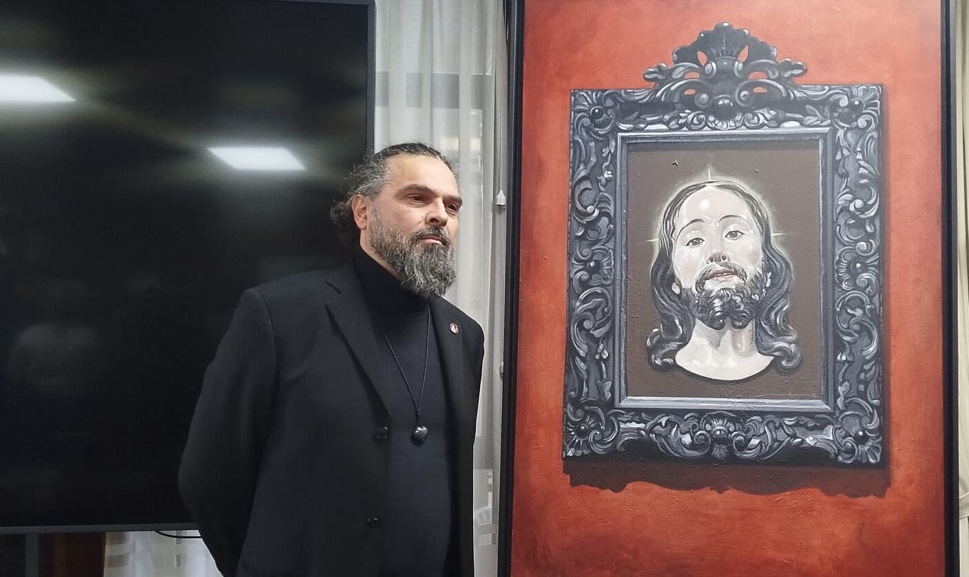 Carlos Adeva posa junto al cartel de la Semana Santa de Zamora 2026