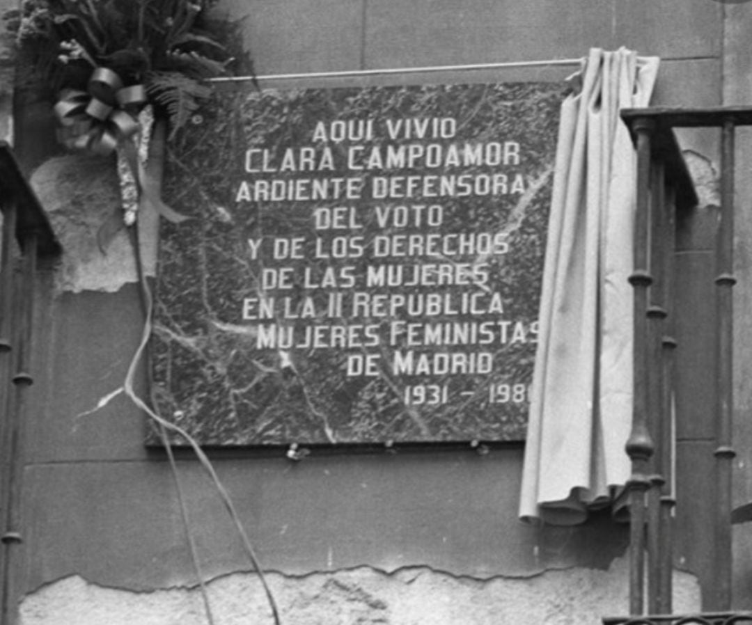 Imagen de la desaparecida placa conmemorativa a Clara Campoamor, ubicada en el número 10 de la calle Santa Ana, en Madrid