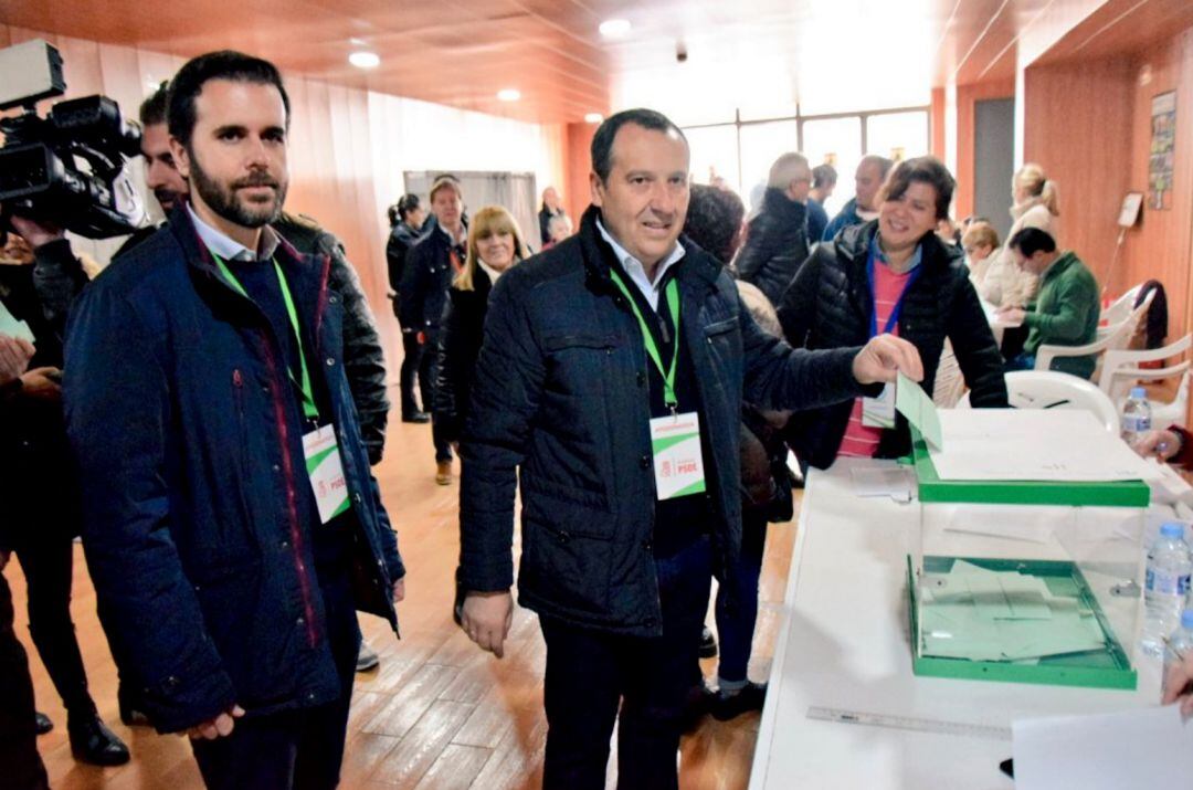 El candidato del PSOE por Málaga, José Luis Ruiz Espejo, durante su votación en Antequera 