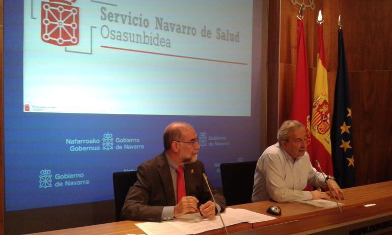 El consejero de Salud, Fernando Domínguez, y el director de Profesionales del SNS-O, Esteban Ruiz