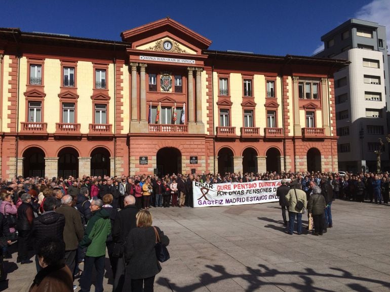 Imagen de la concentración de jubilados y pensionistas celebrada esta mañana en la plaza de Unzaga de Eibar