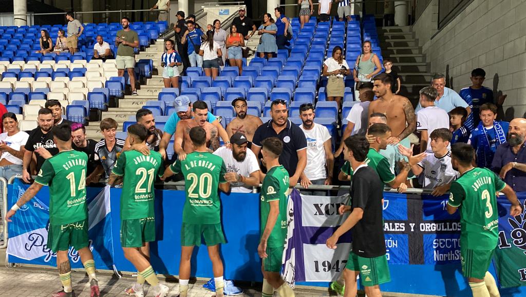 Jugadores del Xerez CD saludando a aficionados