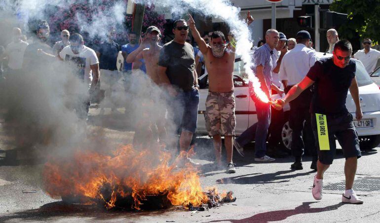 Las radicales protestas protagonizadas por los taxistas franceses han colapsado varias ciudades de Francia.