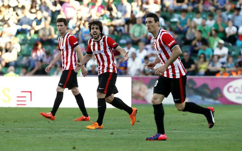 Beñat Etxebarría habla con su compañero Aritz Aduritz 