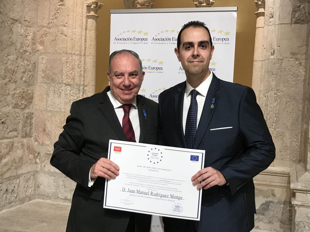 José Luis Barceló, presidente de la Asociación Europea de Economía y Competitividad, a la izquierda de la imagen, junto a Francisco Javier Martín, adjunto a Dirección y director financiero de Valle de San Juan, durante la entrega del premio