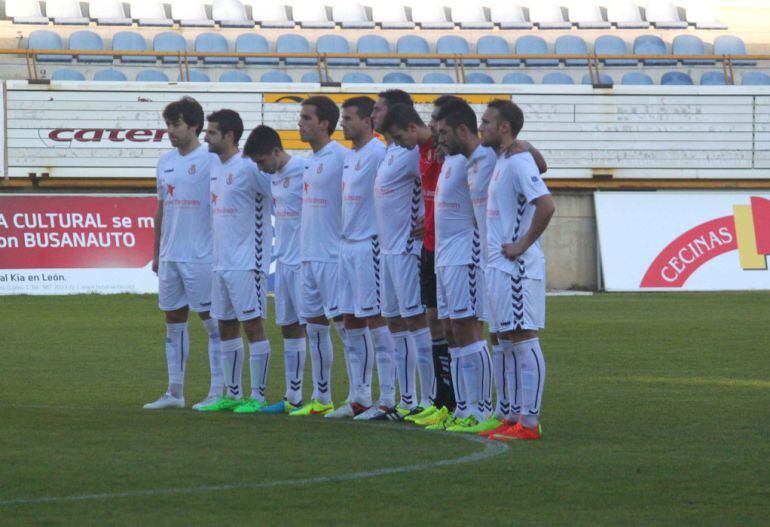 Los jugadores de la Cultural guardan un minuto de silencio