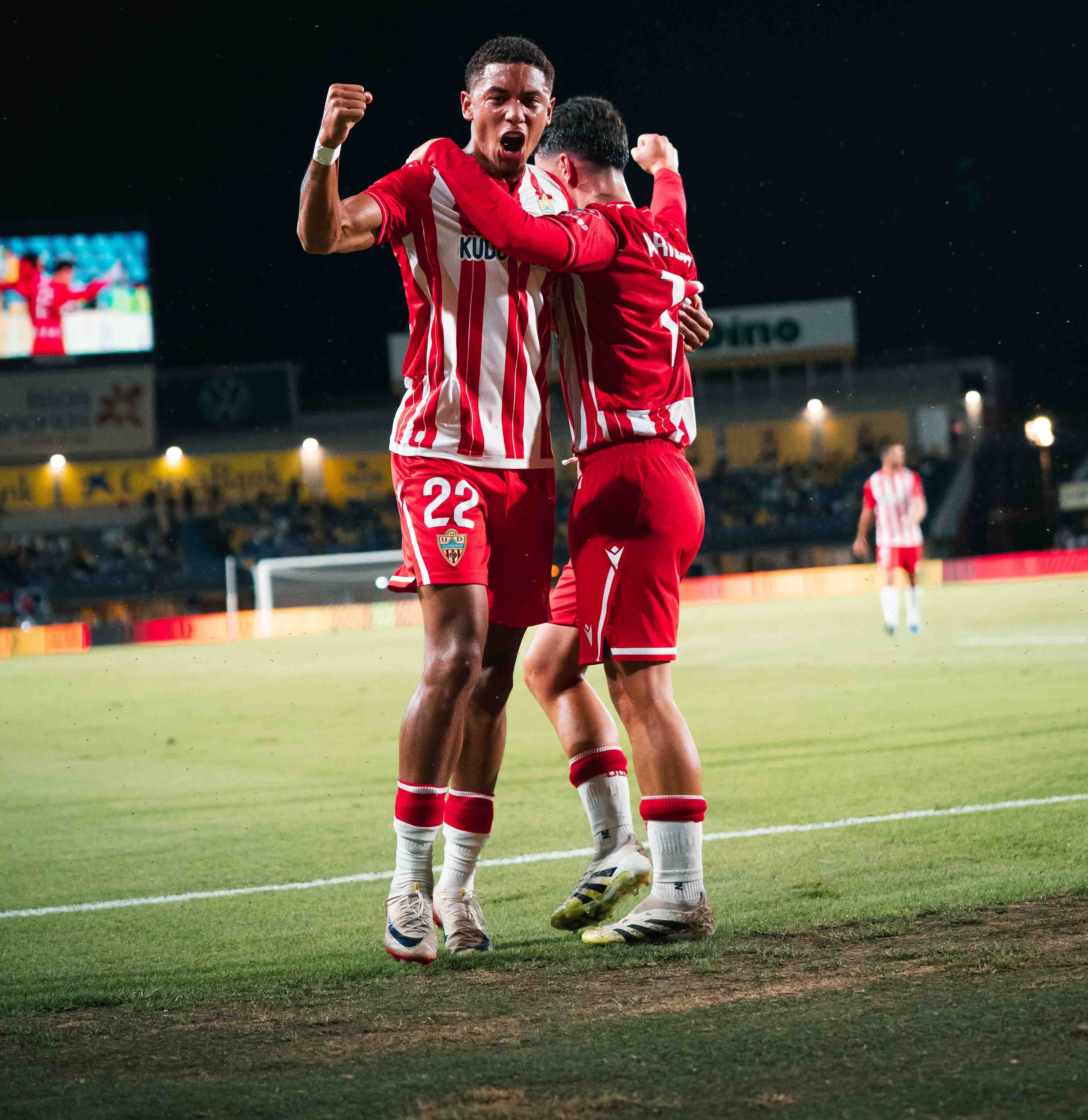 Chirino grita y celebra con Arribas el 0-1.