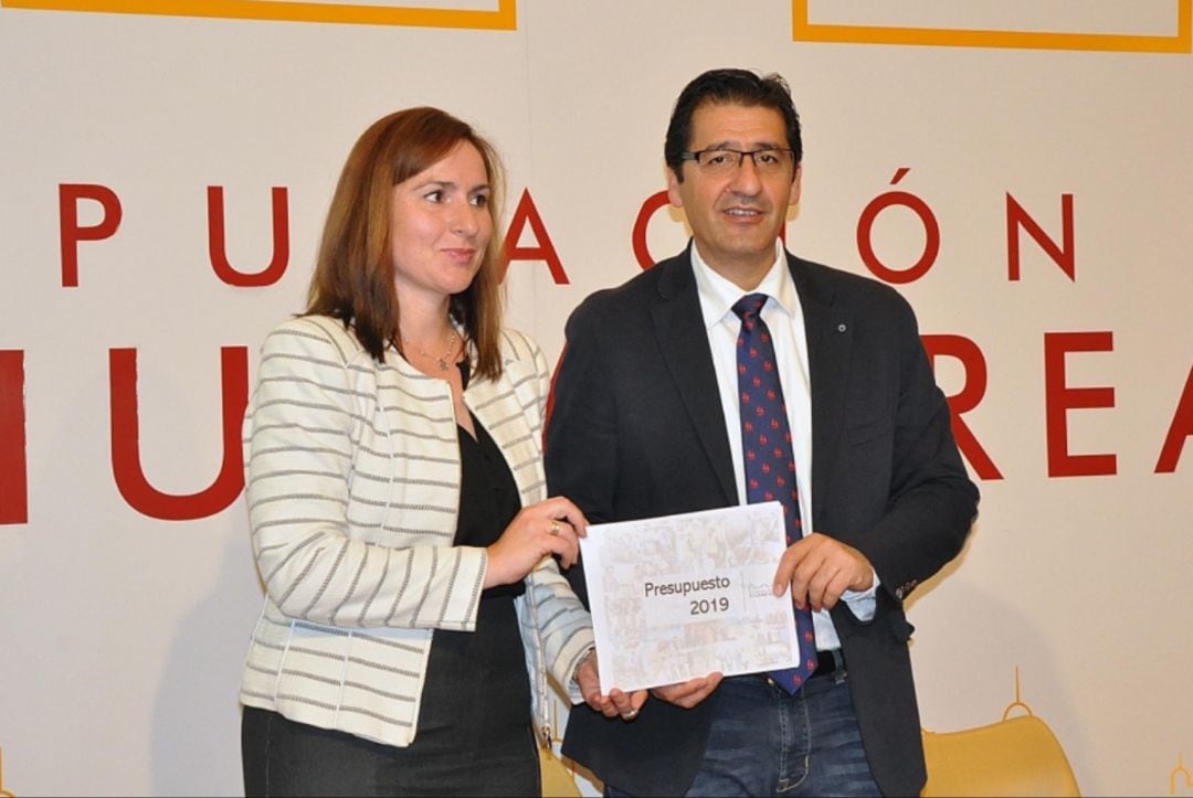 El presidente de la Diputación, José Manuel Caballero junto a la vicepresidenta tercera Lidia Molina en la presentación del presupuesto 2019