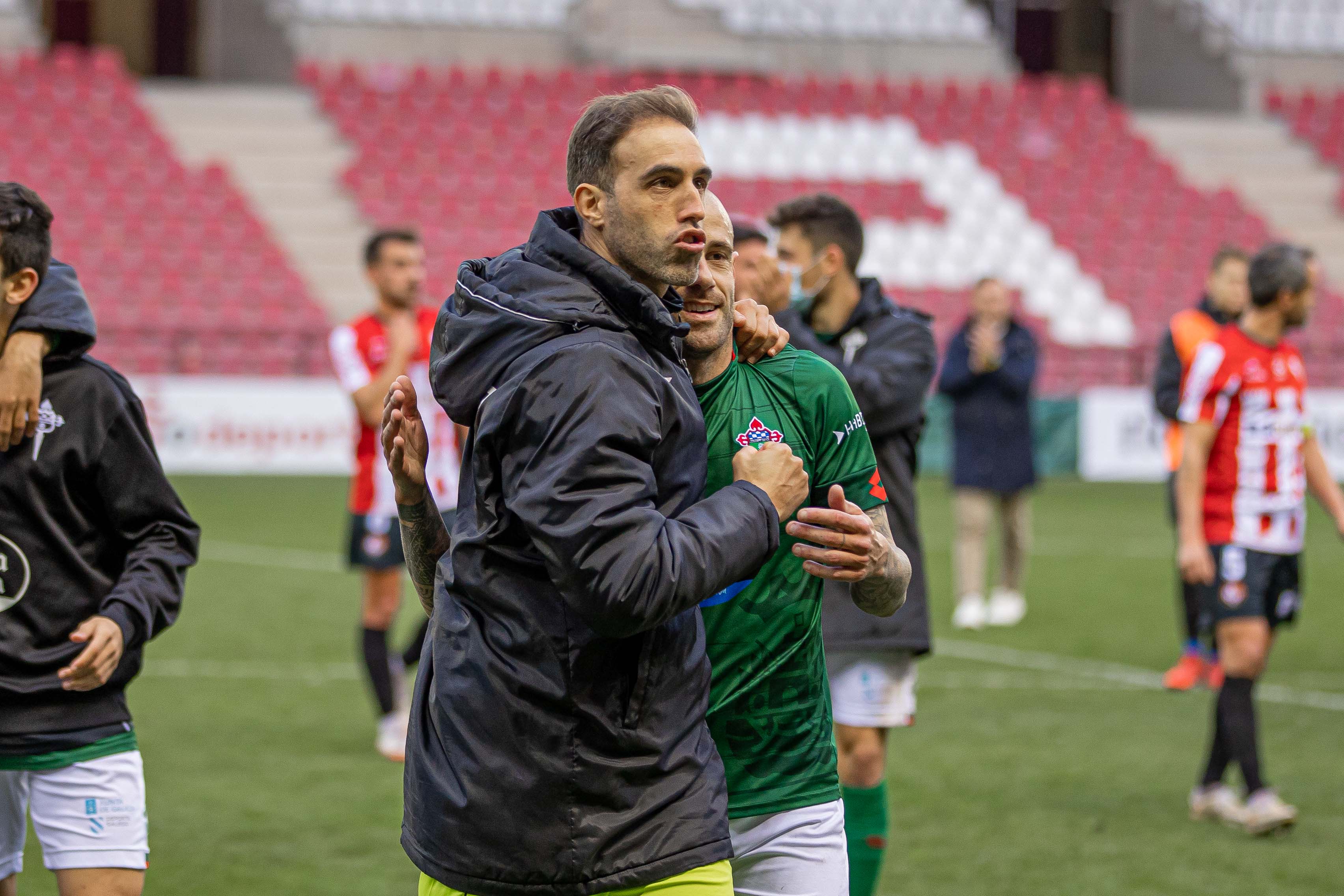 Diego Rivas y Jon García, tras la victoria del Racing en Las Gaunas ante la SD Logroñés