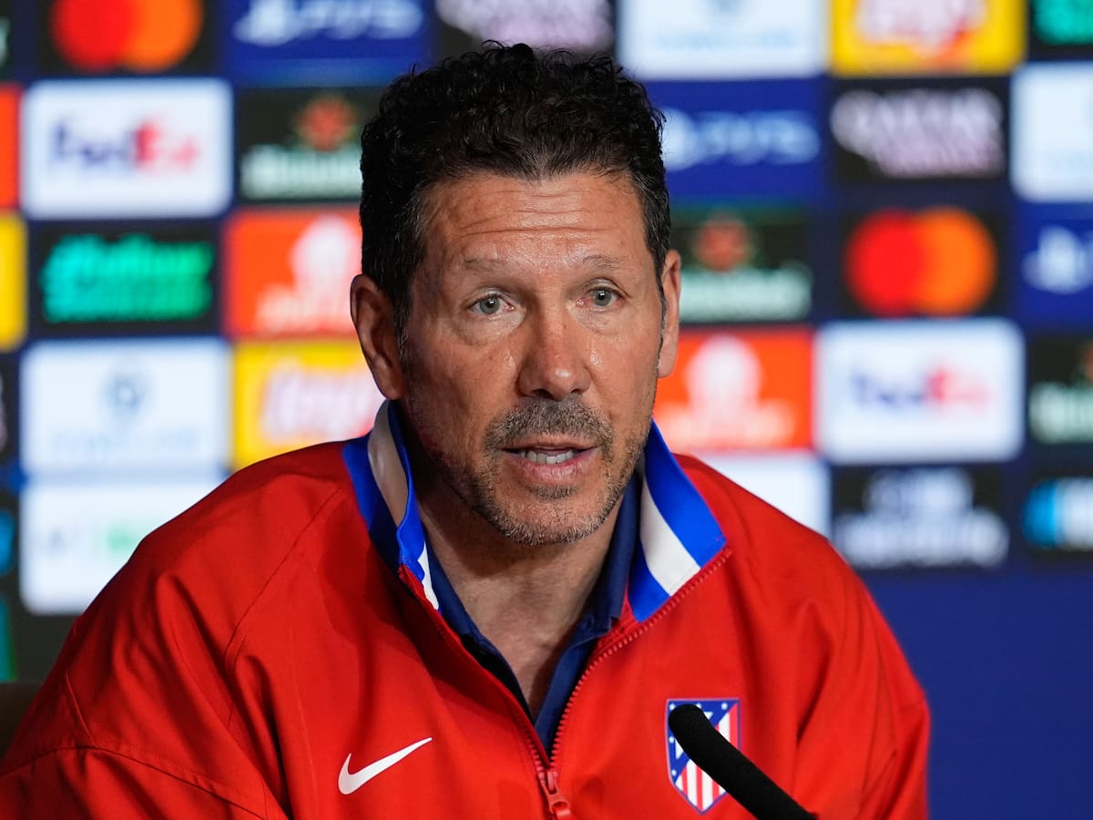 Simeone respalda a Julián Alvarez de cara al derbi: "Sabemos que el camino por recorrer nunca es recto y vienen curvas"