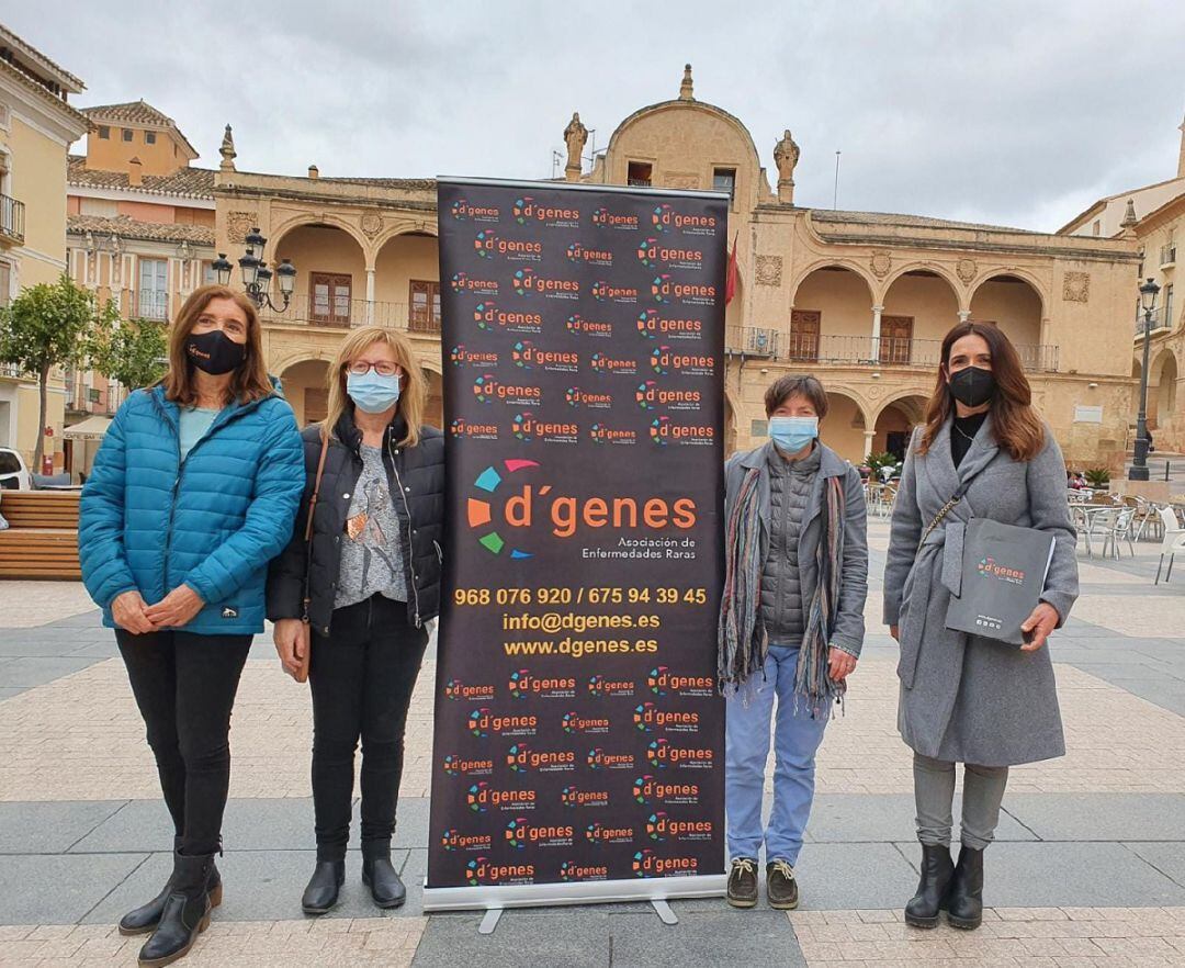 Este domingo, 28 de febrero, la fachada del Ayuntamiento de Lorca se iluminará, a partir de las 19:30 horas, por la visibilización de todas aquellas personas, y también de sus familias, que padecen enfermedades poco comunes. 