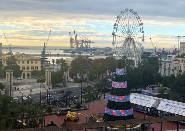 El árbol de Navidad que luce en la Plaza de la Marina de Málaga