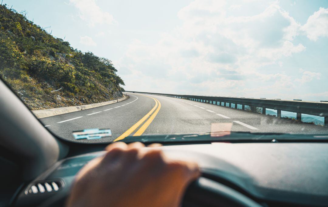 Un coche circula por la carretera.