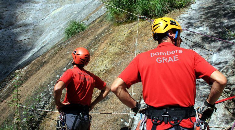 Imatge de dos bombers del GRAE participant en el rescat simulat, dimecres 21 de setembre. 